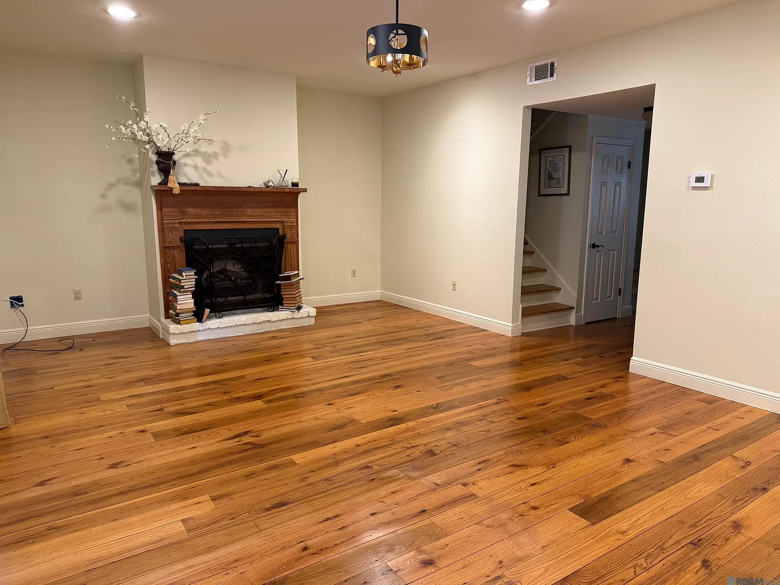 3 bed, 2071 sqft, $1,900 — Photo 2