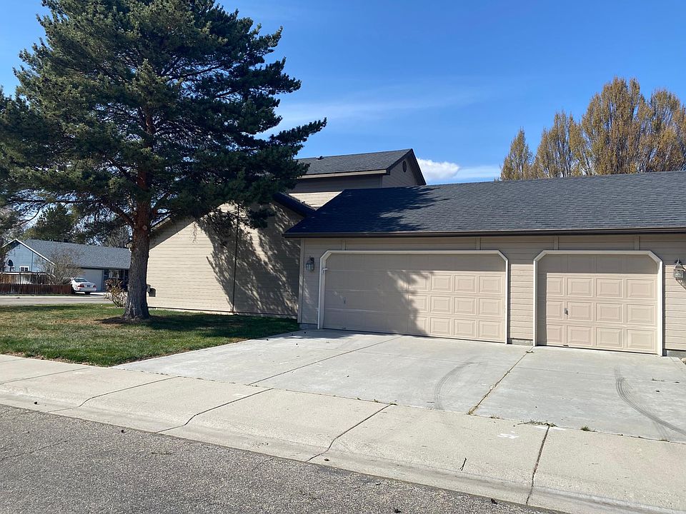 2nd image of 2454 N Meadowglen Pl