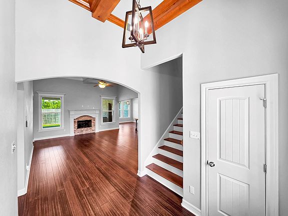 5th image of 6165 Carrie Ln