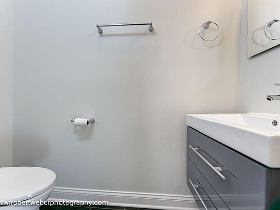 2nd image of 1353 W Bryn Mawr Ave #1W