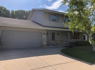 8050 S Steeple View Dr, Franklin, WI 53132