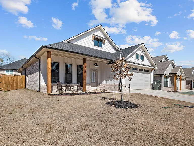 3067 Royal Garden Rd — Photo 2