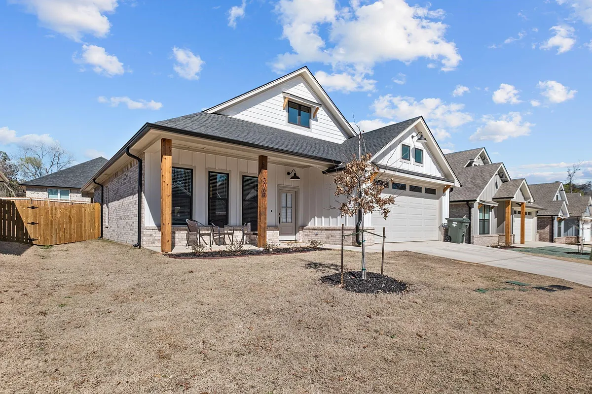 Building Photo - 3067 Royal Garden Rd