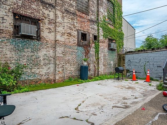 4th image of 31 Bank St