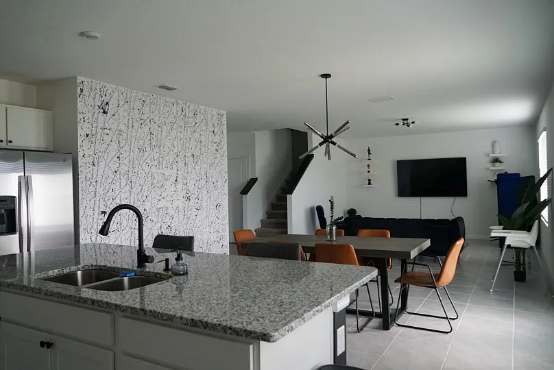 5 bed, 2785 sqft, $3,295 — Photo 2