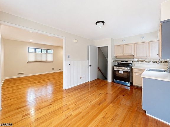 4th image of 1019 Colby Ave
