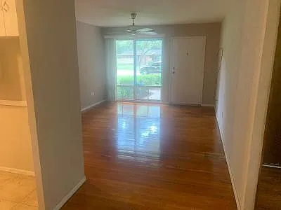 1411 Greenbrier Dr — Photo 2