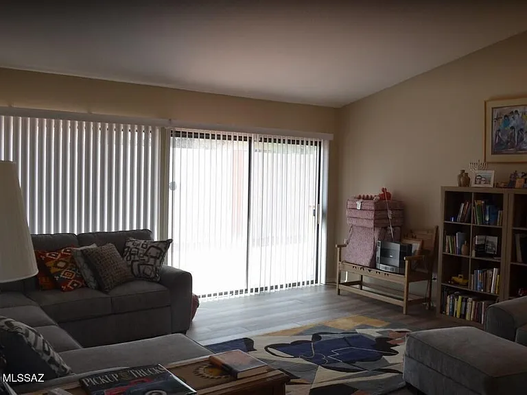 5461 N Waterfield Dr — Photo 2