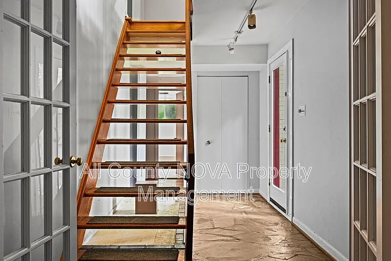 4 bed, 3.0 bath, 2600 sqft, $3,975 — Photo 4