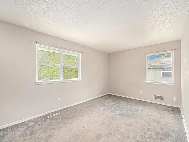 221 N Oak St — Photo 6