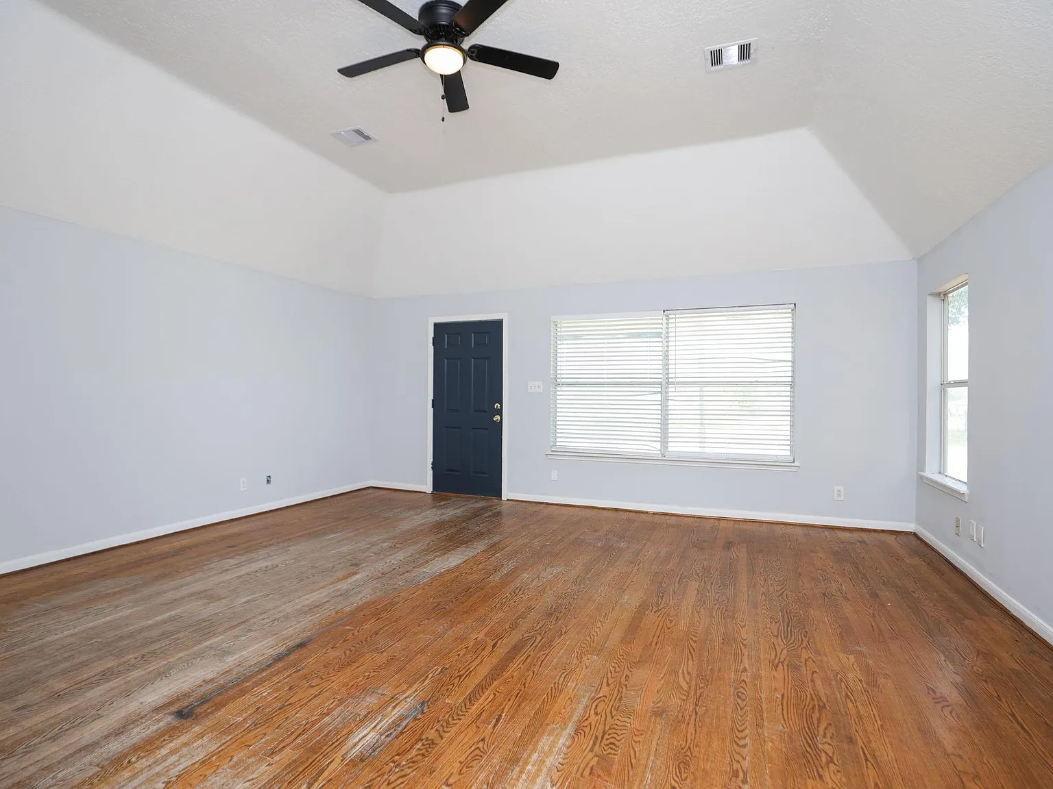 3 bed, 2.0 bath, 1556 sqft, $3,000 — Photo 3