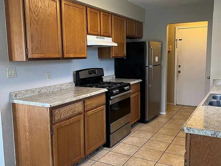 1105 W Fredericksburg St — Photo 9