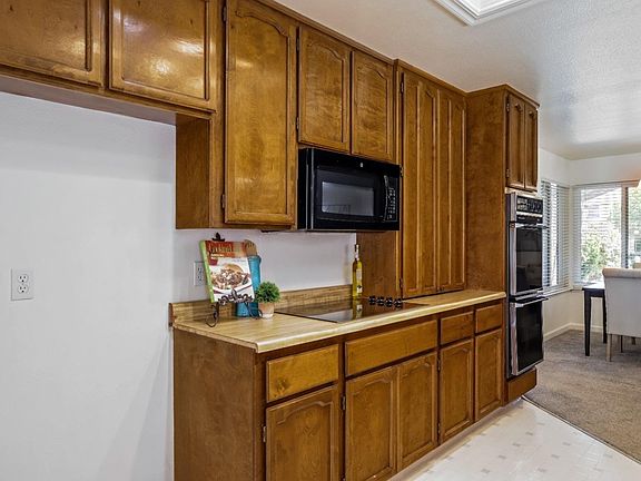 5th image of 293 Gilbert Dr