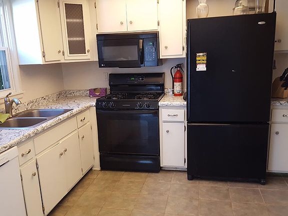 5th image of 2390 Camelot Dr