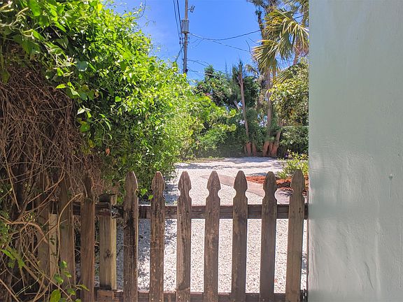 3rd image of 3814 Periwinkle Ln