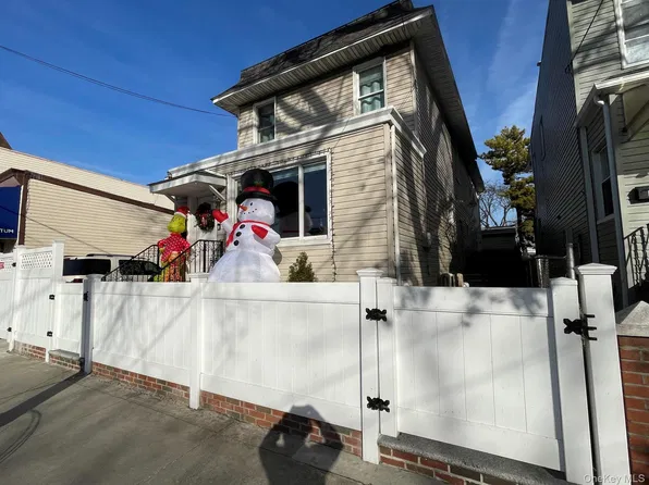 5909 69th St #2-R, Maspeth, NY 11378