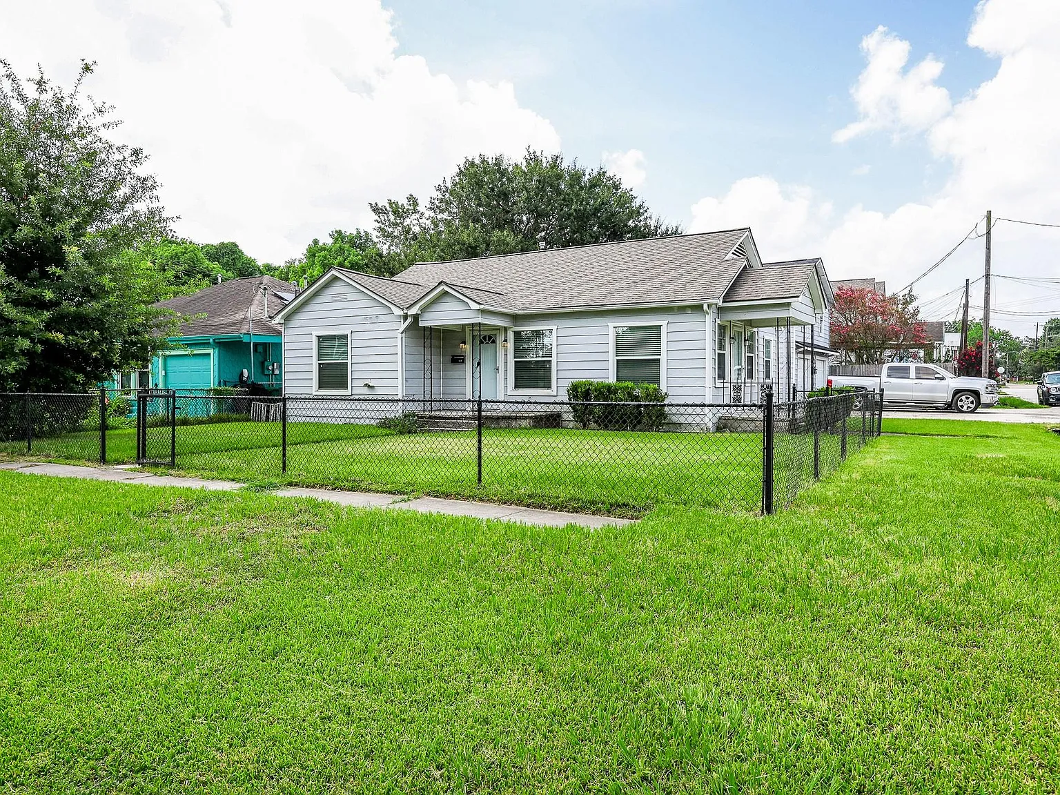 2 bed, 1.0 bath, 1202 sqft, $1,850 — Photo 2