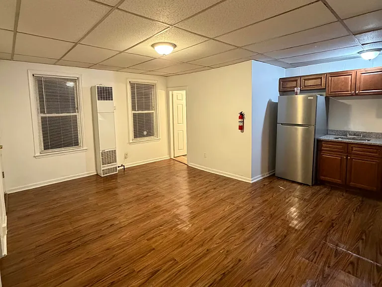 75 Crapo St New Bedford Spacious 3 Bedroom / 1 Bath New Appliances, Near the Beach! — Photo 5