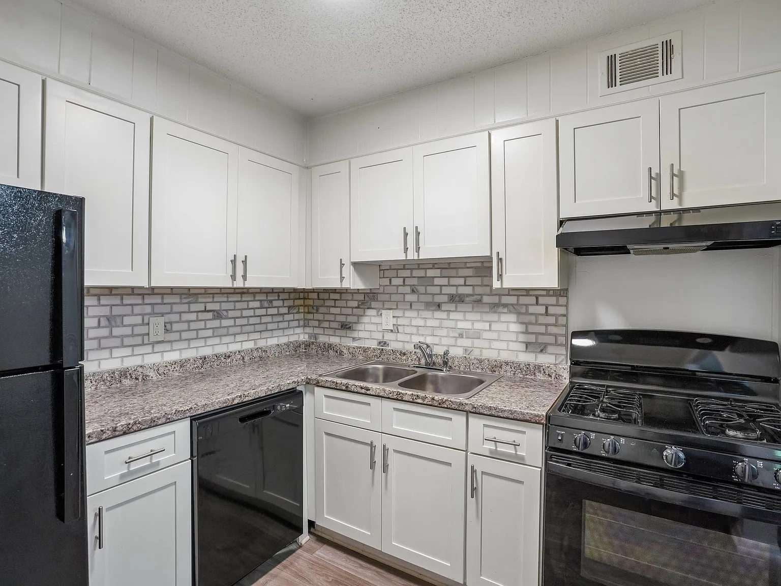 Lewis on Cascade Apartments — Photo 3
