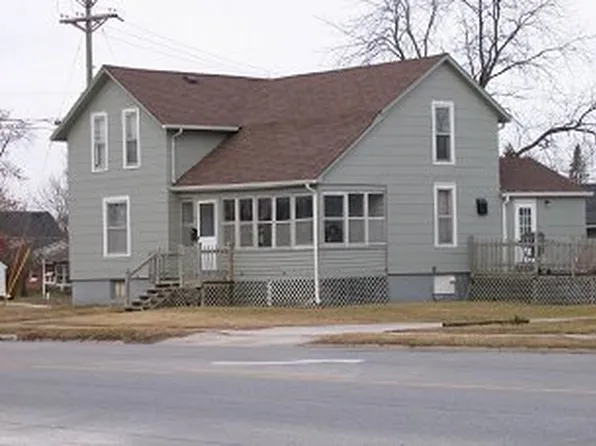 714 1st St W, Independence, IA 50644