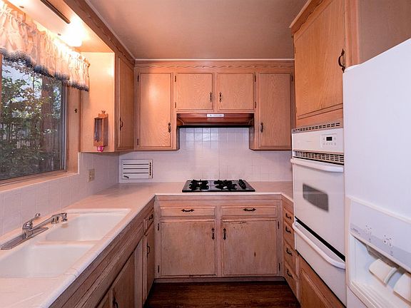 5th image of 229 Heliotrope Dr