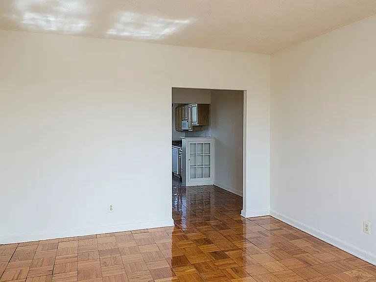 Park Crest Apartments — Photo 3