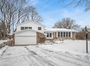 4018 Yorkshire Ln, Northbrook, IL 60062