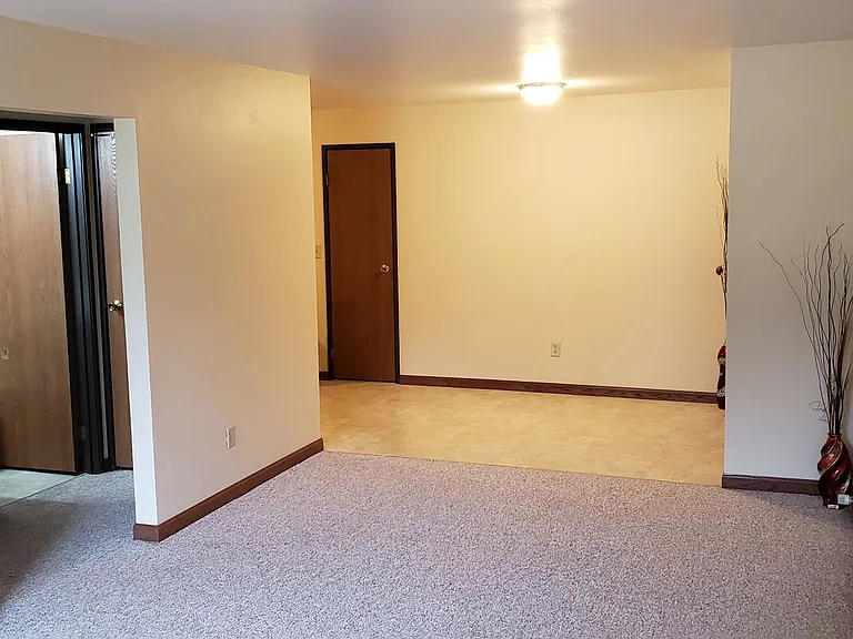 512 E Bronson Rd — Photo 4