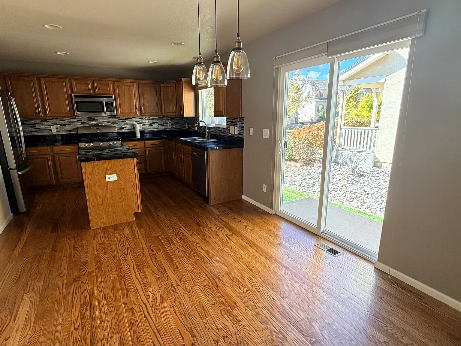 3 bed, 1640 sqft, $2,250 — Photo 4