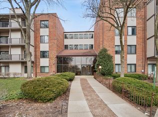 3030 Pheasant Creek Dr APT 402, Northbrook, IL 60062
