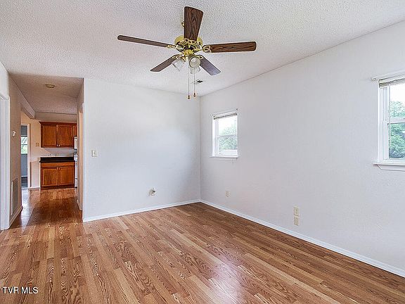 5th image of 138 Grandview St