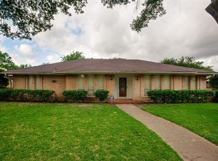 929 Pine Tree Ln, Desoto, TX 75115