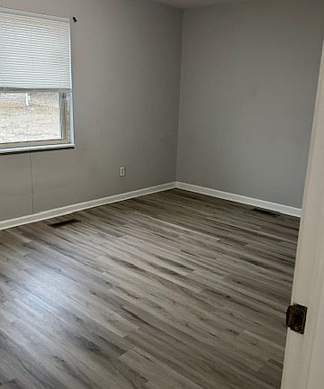 3rd image of 906 Hillwood Dr APT B