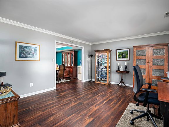 4th image of 641 Regent Rd