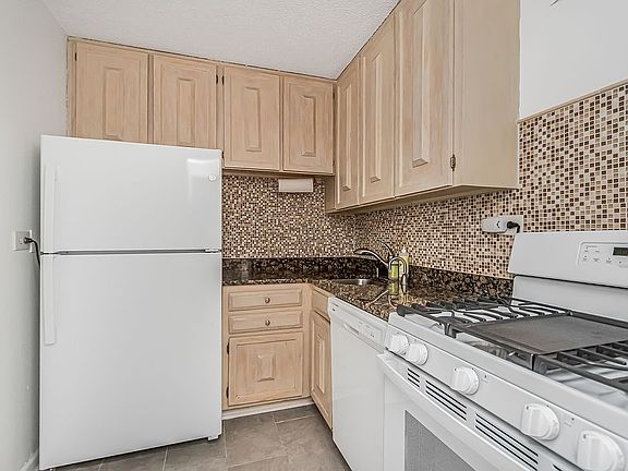 4th image of 3333 Henry Hudson Pkwy APT 22C