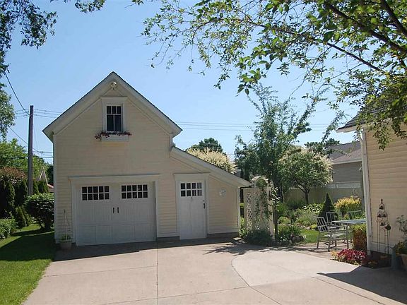 5th image of 210 E Hurlbut St