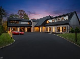 8 Flintlock Ct, Totowa, NJ 07512