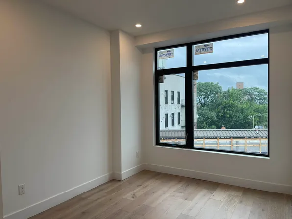 52-16 Roosevelt Avenue image 5 of 11