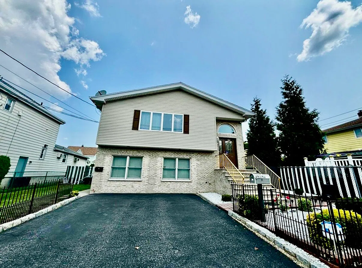 2 bed, $2,400 — Photo 1