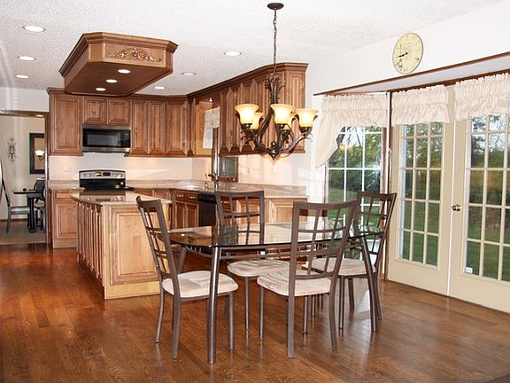 3rd image of 5016 Essington Ln