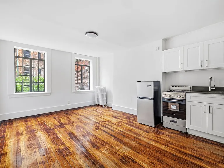 323 W 4th St #4D — Photo 1
