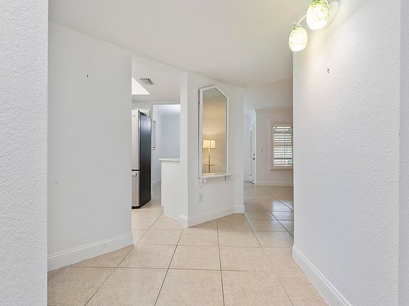4th image of 923 Seashell Ln