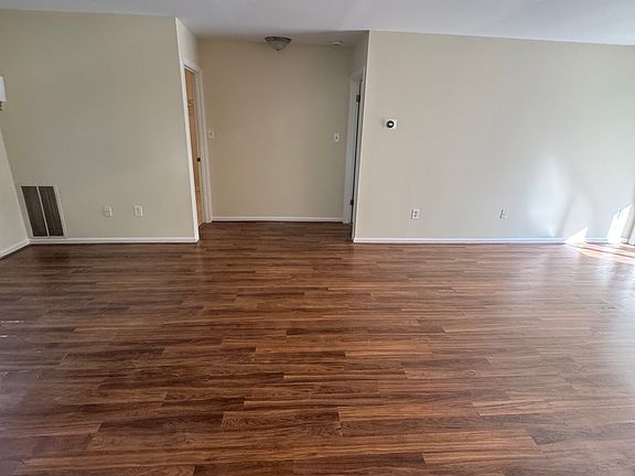 3rd image of 910 James Ct