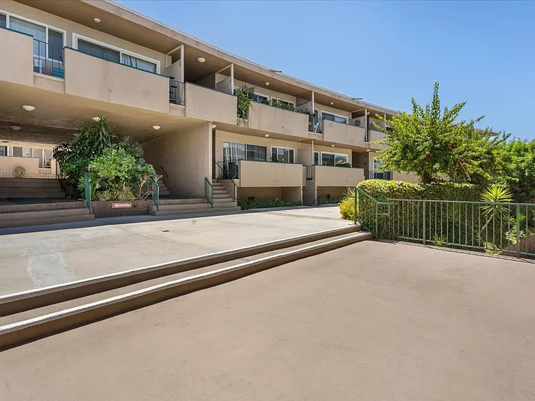 Encino Plaza Apartments — Photo 4