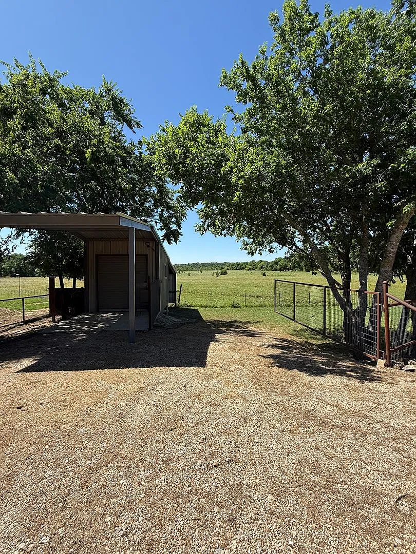 2/1.5 Country Home on Nearly an Acre Fully Fenced with RV Hookup & Storage Aledo ISD — Photo 4