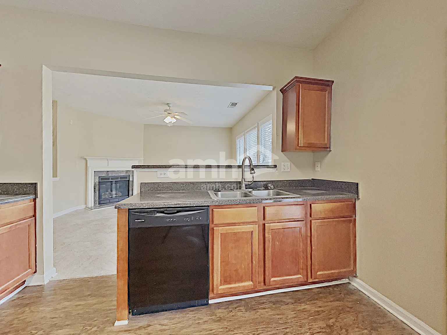 4 bed, 2.5 bath, 1974 sqft, $2,305 — Photo 3