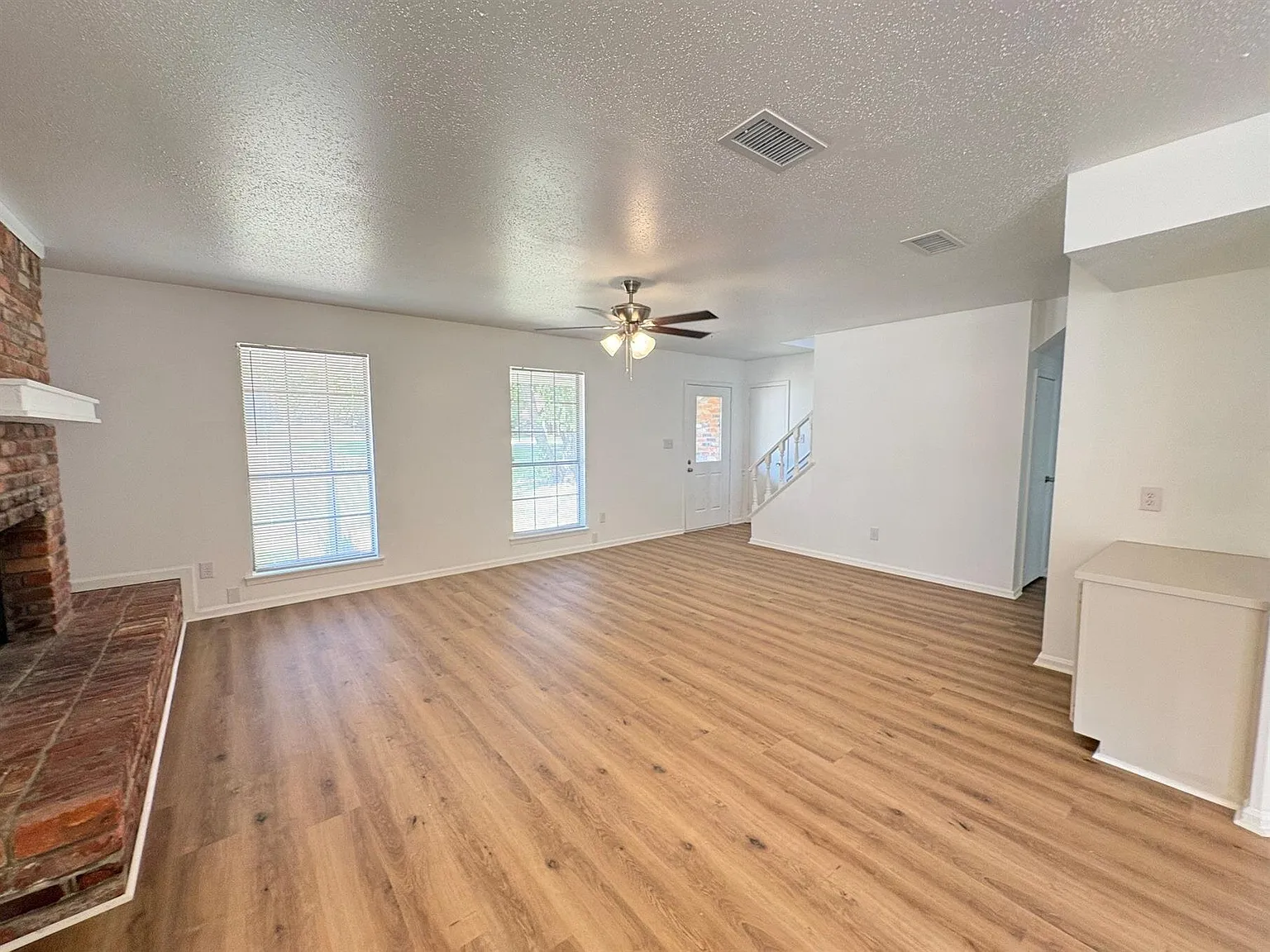 208 Avon Ct — Photo 3