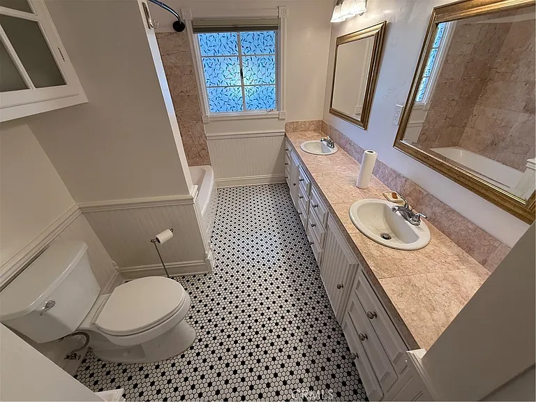929 E Grand Blvd — Photo 15