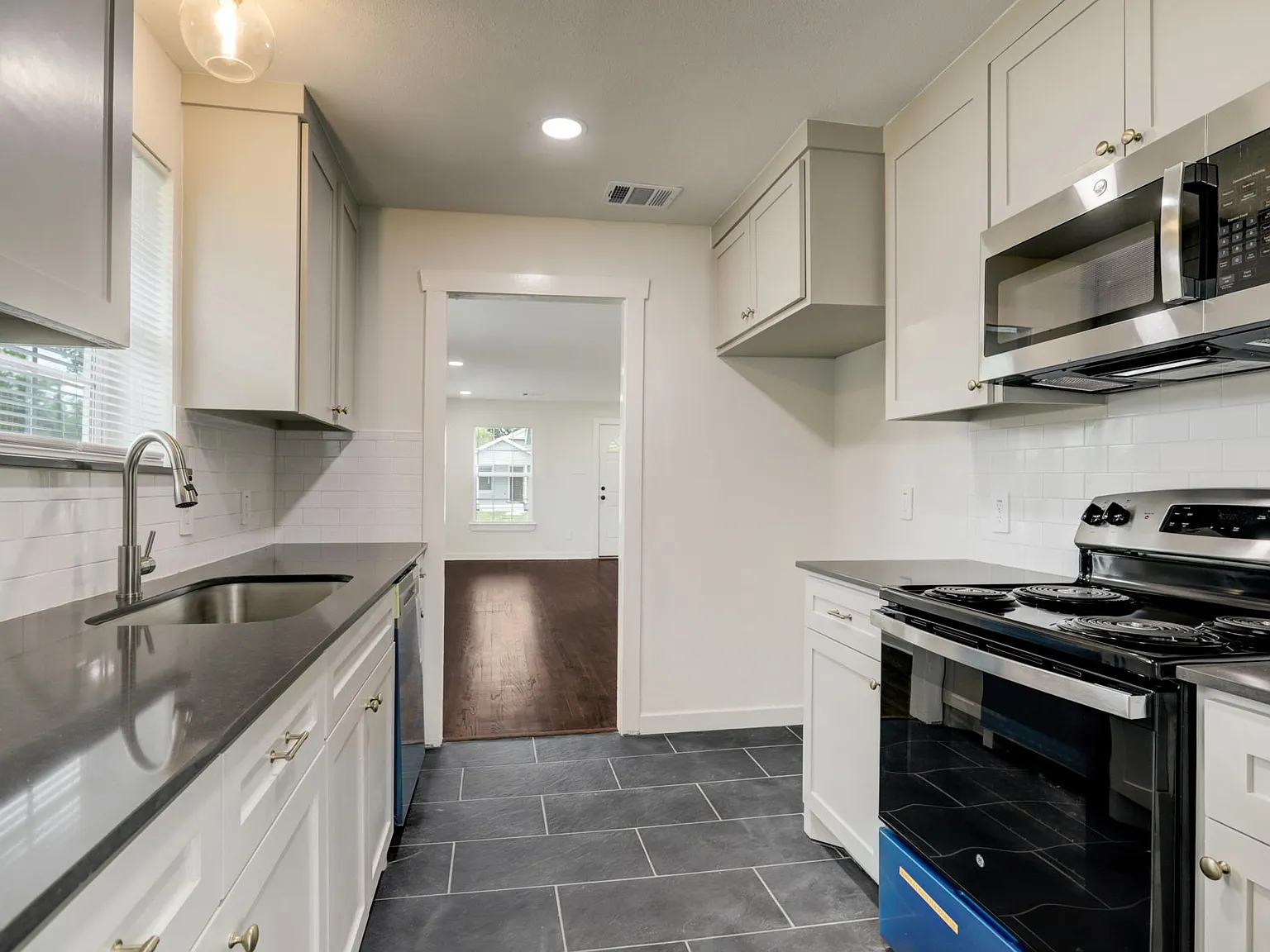 2 bed, 994 sqft, $1,500 — Photo 4