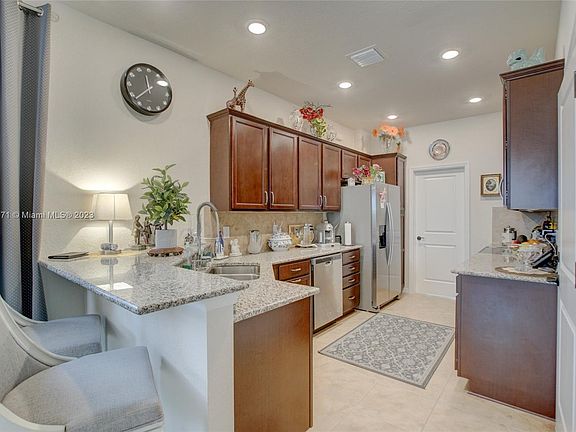 5th image of 1040 Eucalyptus Dr Unit 6